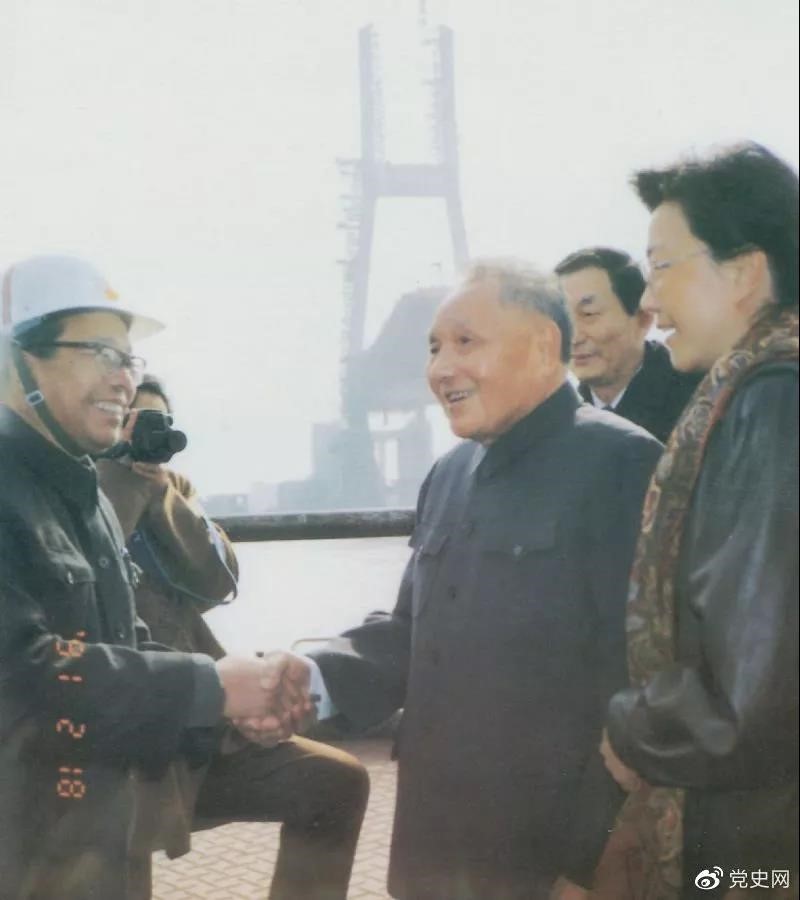 1991年2月18日，鄧小(xiǎo)平視察上海南浦大橋工(gōng)地時同大橋工(gōng)程設計人員握手。